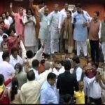 Delhi MCD Budget: भाजपा पार्षदों ने बजट की प्रति फाड़कर हवा में उछाली, सदन में जबरदस्त हंगामा