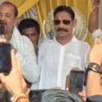 Bihar: चुनाव प्रचार के दौरान धड़ाम से गिरे अनंत सिंह, कहा- मंच टूट गया तो क्या? जनता का प्यार मेरे साथ है