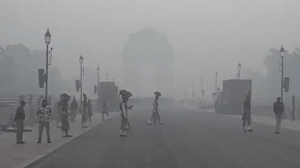 दिल्ली में गलन वाली ठंड!: पालम में 2.3°C रहा पारा, गुरुग्राम में विजिबिलिटी 50 मीटर के करीब; कई उड़ानों पर असर