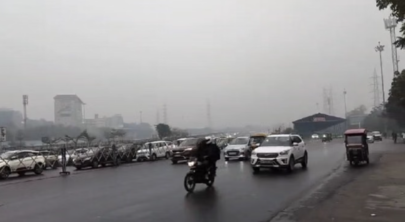 मौसम का यू-टर्न: दिल्ली-NCR में बादलों का डेरा और बूंदाबांदी, ट्रैफिक की रफ्तार धीमी; बारिश का यलो अलर्ट