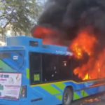 Delhi Bus Fire: दिल्ली में महरौली-बदरपुर सड़क पर बस में लगी आग, शॉर्ट सर्किट बना कारण