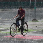 Weather Update: बारिश के लिए रहें तैयार, गरज-चमक के साथ बरसेंगे बदरा; चलेगी तेज हवा, येलो अलर्ट जारी